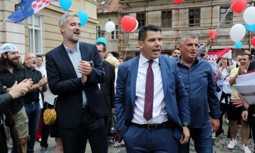 Mostovci euforično uz pjesmu i gitare prodefilirali Zagrebom i predali svoje liste