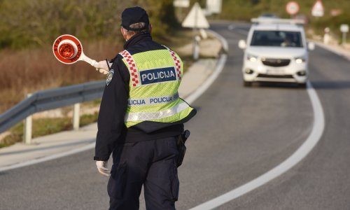 Muškarac u Benkovcu u prolazu vrijeđao policiju na zadatku i pobjegao; ulovili su ga, a on im uzvratio šakama