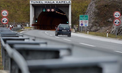 U tunelu Mala Kapela sudar teretnog i osobnog vozila; promet u smjeru juga obilaznim putem, kolona duga dva kilometra