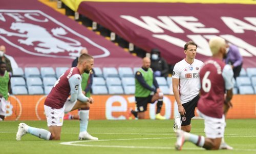 Počeo je Premiership; na prvoj utakmici održana minuta šutnje, a igrači obje momčadi kleknuli i poslali snažnu poruku