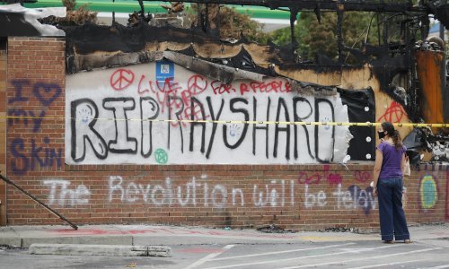 Policajac iz Atlante optužen za ubojstvo Brooksa