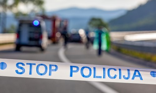 Suvozač ometao vozačicu u vožnji te povukao ručnu kočnicu; sletjeli su s ceste i prevrnuli se na krov