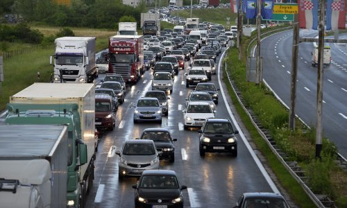 Zbog jakog vjetra ograničenja na Jadranskoj magistrali i Krčkom mostu, na granici se očekuju gužve