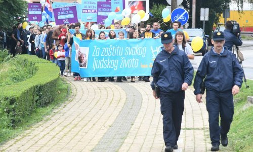 [FOTO/VIDEO] U Sisku se održao 'Hod za život', protuprosvjednici im poručili: Ovo je grad pobjede zdravog razuma!