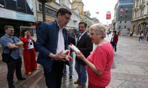 Restart koalicija u Rijeci dijelila četke građanima