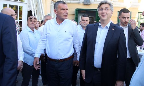 Plenković u kafiću Moderato: To znači umjerenost, ali mi ovaj put moramo imati vrlinu pobjedničkog mentaliteta