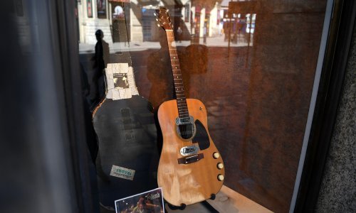 Gitara Kurta Cobaina prodana za rekordnih 6 milijuna dolara