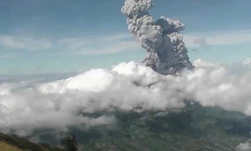Indonezijski vulkan Merapi nakon erupcija izbacivao stup pepela visok 6 km