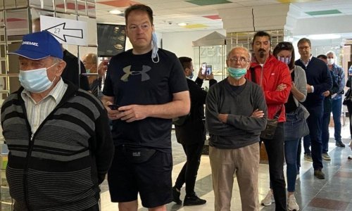 [FOTO/VIDEO] Aleksandar Vučić glasao na izborima, strpljivo stajao u redu među ostalim biračima