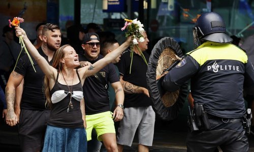 Kaos na ulicama Den Haaga: Policija vodenim topovima razbila prosvjed protiv mjera suzbijanja koronavirusa