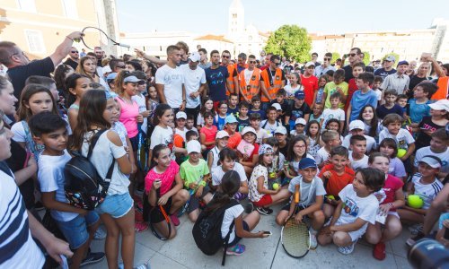 Desetero djece i šestero odraslih iz Teniskog kluba 'Karlovac' testirano jutros na koronavirus, svi idu u samoizolaciju