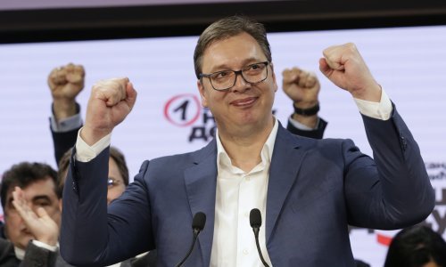Vučić trijumfirao na izborima bez prave oporbe: Slavio uz trubače i opomenuo suradnike da ne sastavljaju vladu dok se on ne vrati iz Moskve i Washingtona