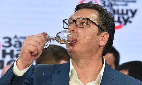 Vučićevim naprednjacima apsolutna većina u srbijanskom parlamentu, oporba ogorčena