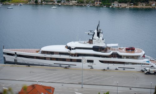 Superjahta 'Lady S' s parkiranim Rolls-Royce automobilom na vrhu heliodroma plijenila pažnju Dubrovčana