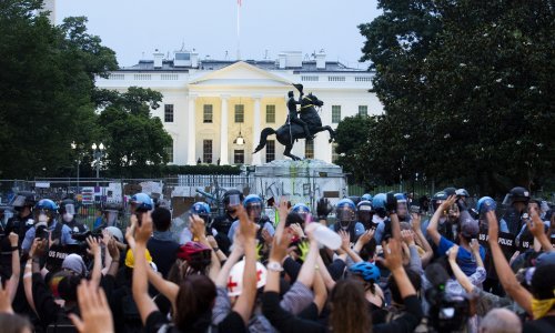 Prosvjednici pokušali srušiti kip Andrewa Jacksona kod Bijele kuće