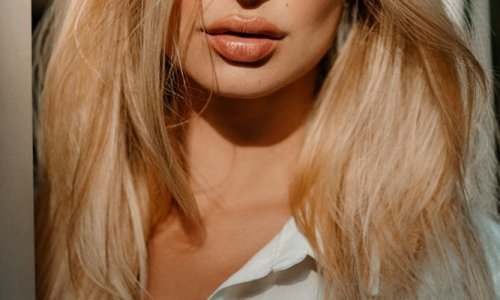 Emily Ratajkowski postala plavuša