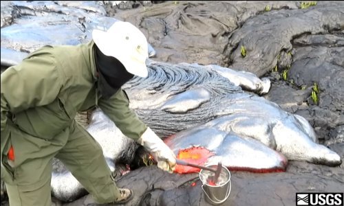 Jeste li ikad vidjeli kako geolozi skupljaju lavu? Iako nije bezopasno, izgleda vrlo zabavno!