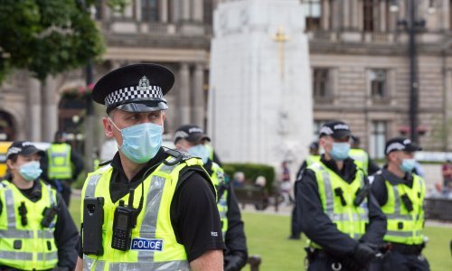 U Londonu policija prekinula zabavu na brodu, a u Njemačkoj partijali na otvorenom