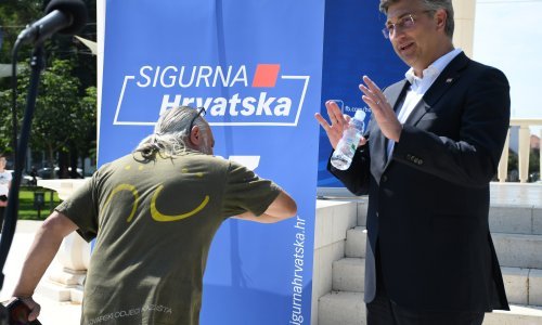 [FOTO] Plenković u Bjelovaru izbjegavao svaki fizički kontakt