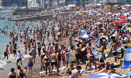 Johnson upozorio Britance da se pridržavaju mjera i na plažama