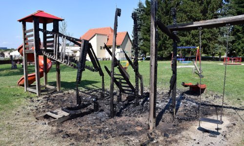 [FOTO] U Slavonskom Brodu zapalili i potpuno uništili igralište za djecu s invaliditetom