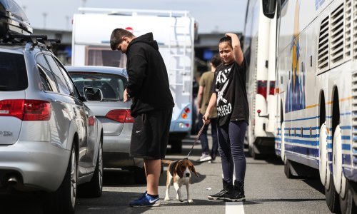 Turisti satima čekaju na ulazak u Hrvatsku; zbog prometne nesreće na A6 vozi se usporeno