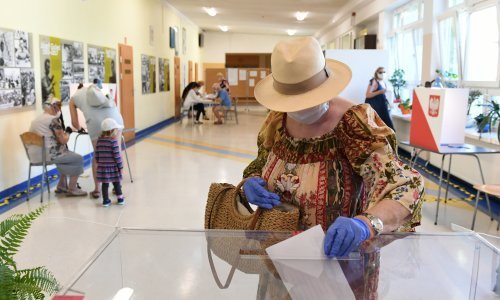 Redovi i restriktivne mjere na predsjedničkim izborima u Poljskoj; svatko nosi svoju kemijsku olovku, imaju maske, rukavice...