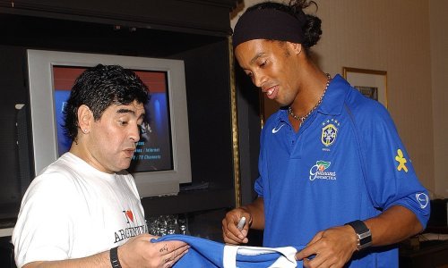 Jedan od najboljih nogometaša svih vremena ipak se vraća na teren; nakon bankrota završio je u zatvoru i ovo mu je jedini spas...