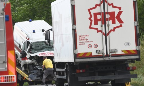 U sudaru sanitetskog i teretnog vozila dvoje mrtvih, tri osobe teško ozlijeđene