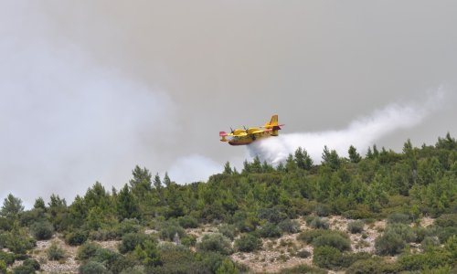 Dva kanadera gase požar kod Drniša
