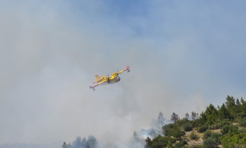Opet gori kod Muća, angažirano 60 vatrogasca i četiri protupožarna zrakoplova