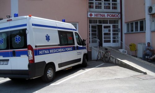 Teško ozlijeđena 12-godišnjakinja u naletu vozila dok je pretrčavala cestu