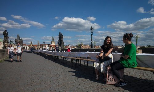 Pražani okupljeni oko 500 metara dugačkog stola kazali zbogom koronavirusu