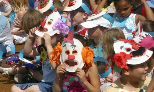 'Djeci maske nisu potrebne i za njih ne vrijedi pravilo održavanja razmaka, čak ni kad šmrcaju i kašlju'