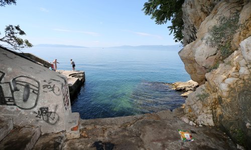 Na plaži u Rijeci utopio se muškarac; u more su ga navodno bacili pijani prijatelji