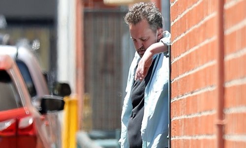 Tone sve dublje: Matthew Perry jedva se dovukao do auta parkiranog ispred njega