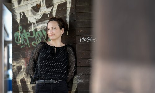 Metafora rata u malom: Ivana Rogar predstavila roman 'Grad, pepeo'