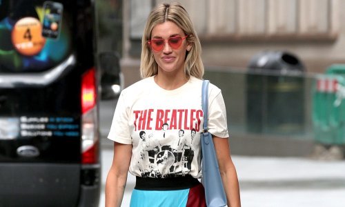 Ne zna za greške: Slavna plavuša majicu legendarnog benda maštovito kombinirala s lepršavom suknjom