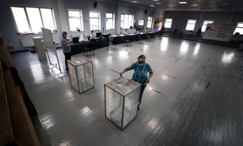 [VIDEO] Došao glasati o referendumu u pratnji - medvjeda