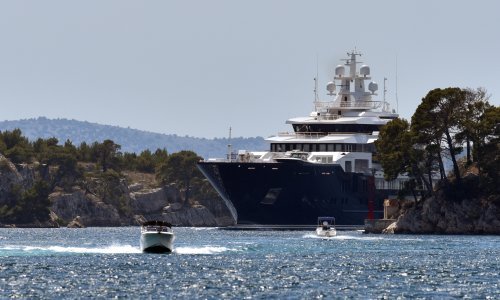 U šibenski arhipelag uplovila luksuzna superjahta Ulysses, tolika da na sebi nosi još jednu jahtu