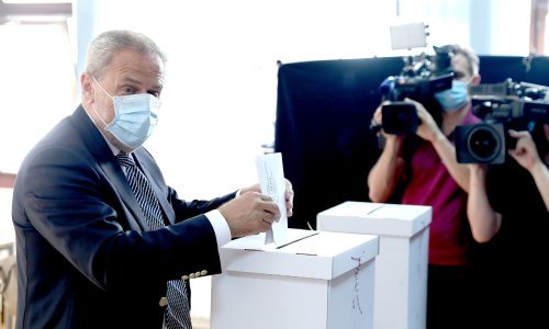 [FOTO] Milan Bandić požurio obaviti građansku dužnost