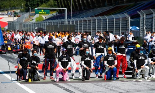 Vozači Formule 1 prije samog starta VN Austrije prosvjedovali, ali ne na jednak način; neki su klečali, a neki stajali