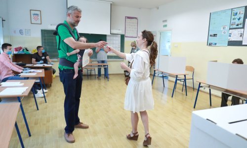 Supružnici Raspudić: Zbog bebe nećemo moći dugo ostati, nakon prvih izlaznih anketa idemo doma