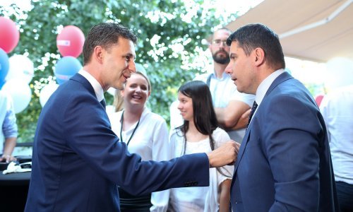 U Mostu se pjevalo, slavilo, Selak krotila Raspudića: Stoj u mjestu...