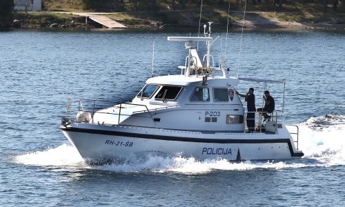 Turist pao s jedrilice, preminuo nakon što ga je pokosio propeler