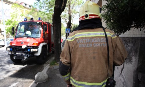 Splitski vatrogasci uklanjaju štete od olujne bure u Splitu