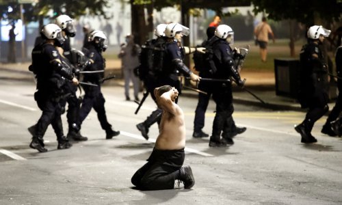 [FOTO/VIDEO] Ulični rat u Beogradu: Policija mlatila prosvjednike koji su pokušali upasti u parlament, ozlijeđenih ima na obje strane, letjelo kamenje i suzavci, uništena policijska vozila...