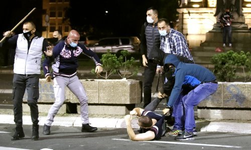 Poslao je na narod policiju u trapericama i tenisicama pa pobjegao u Pariz: Čega se Vučić boji? Dobio je upravo ono što je tražio