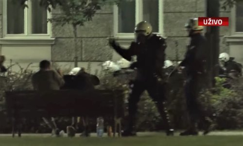 [VIDEO] Nadrealna scena u Beogradu: Trojica muškaraca ni zbog čega dobila pendrekom po glavi, pa se vratili na klupu