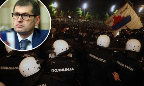 Beogradska policija tvrdi da je bila suzdržana: Ozlijeđena 43 policajca, zapaljeno pet policijskih vozila